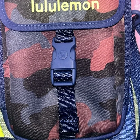 Lululemon Athletica Unisex  Camouflage Zip Top Crossbody Bag - Blue & Brown EUC - Picture 6 of 16